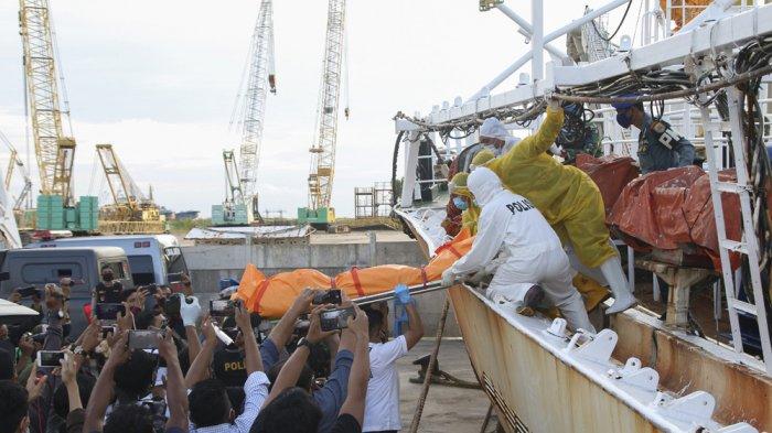 WNI MENINGGAL- Petugas mengevakuasi jenazah WNI yang berada di dalam kapal berbendera China (TRIBUN BATAM/ARGIANTO)