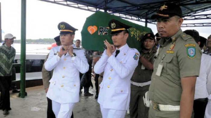 Dalam Kondisi Pakai Infus, Istri Robert Sampai di Tanjungpinang Lihat Jasad Suaminya