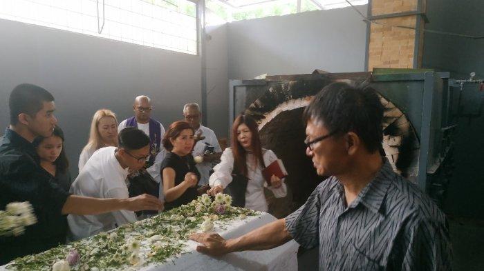 Peluk ketiga Anaknya, Lucky Menangis di Pemakamanan Istrinya Ira Trisusanti Korban Begal Batam