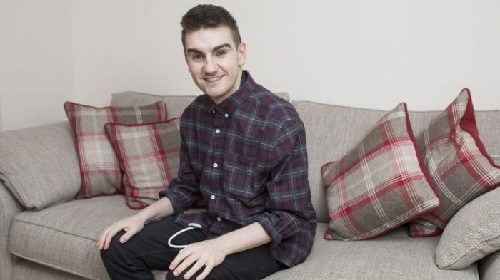 SEPERTI ROBOT, Tiap Malam Pria Tampan Ini Harus 'Di-charge' Agar Tetap Hidup. Semangatnya Luar Biasa