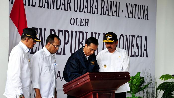 Jokowi Resmikan Terminal Bandara Ranai, Tutup Kunjungan dengan Atraksi Pesawat Tempur Sukhoi