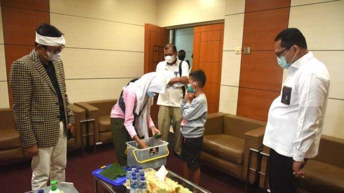 VIRAL Bocah Jual Cilok di Gedung DPR, Kisah Aldi Mengispirasi Tempuh 57 Km demi Beli HP untuk Kakak