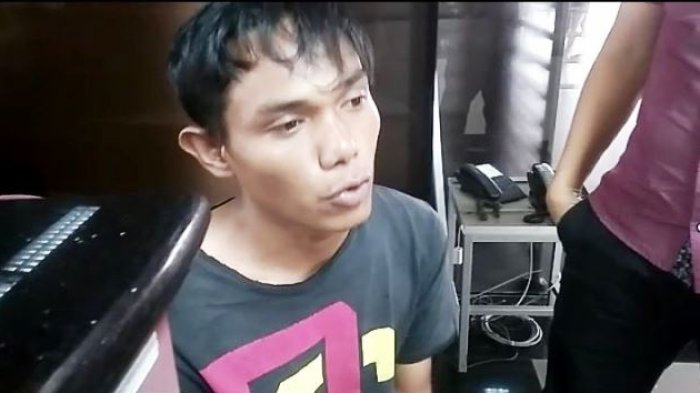 Dengan Tangan Diborgol, Jun Usap Air Matanya. Dia Mengaku Nekat Bunuh Kekasihnya karena Kesal