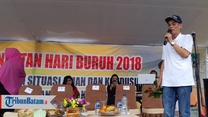 Hari Buruh 2018. Jelang Buruh Datang, Kadisnaker Kota Batam Menyanyi di Atas Panggung