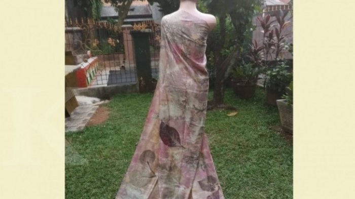 Unik, Jumiko Rangkai Daun Menjadi Kain Bermotif Natural nan Cantik