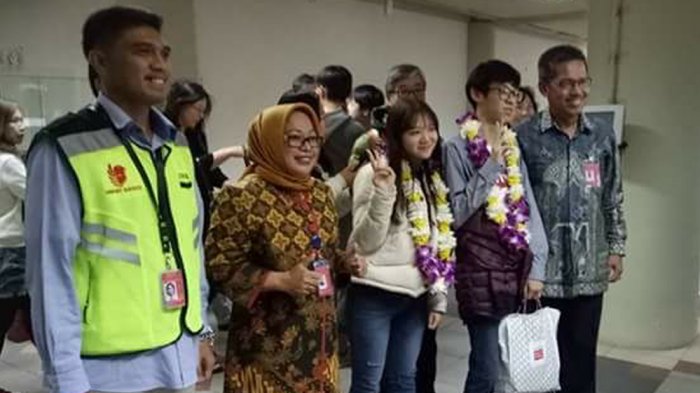 Sampai di Batam, Wisatawan Korea Disambut Tarian dan Kalungan Bunga di Bandara Hang Nadim