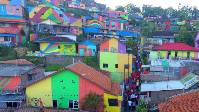 Dulu Kumuh, Kini Mendunia Jadi Kampung Pelangi Viral di Media Asing. Ini Lokasinya!