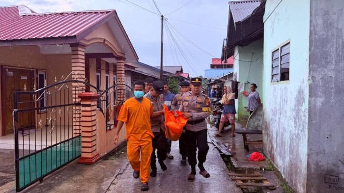 WANITA DI KARIMUN TEWAS TAK WAJAR - Polisi saat membawa jenazah N (49), seorang ibu rumah tangga yang ditemukan tewas tak wajar dalam kamar rumahnya di Kelurahan Sungai Lakam, Kecamatan Karimun, Kabupaten Karimun, Provinsi Kepulauan Riau (Kepri), Selasa, 21 April 2026.