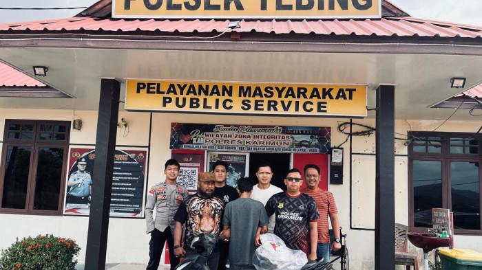CURANMOR DI KARIMUN - Anggota Polsek Tebing saat meringkus Pu, pelaku pencurian sepeda motor di Karimun, Jumat (20/2/2026). Residivis kasus pembobolan ATM itu mencoba kelabui polisi. Ia tak berkutik saat polisi tunjukkan bukti kunci.