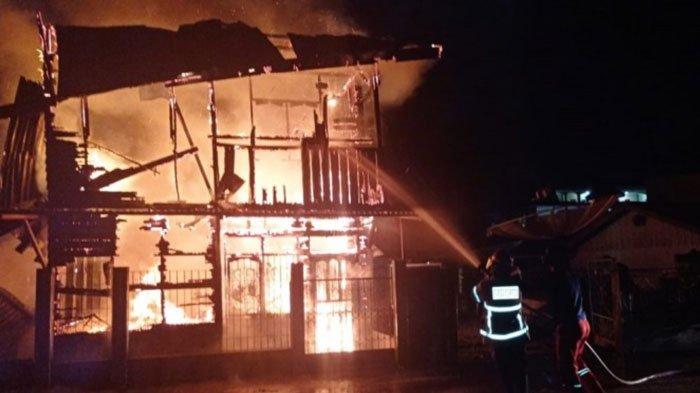 2 Jam Petugas Damkar Padamkan Api Membakar Rumah, Kerugian Ditaksir Rp 100 Juta