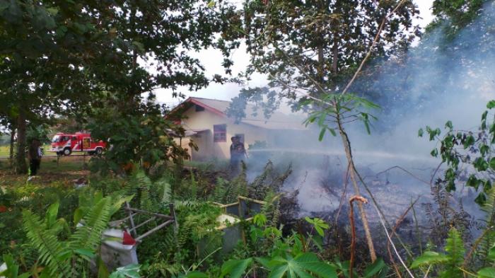 Pegawai Berzibaku Padamkan Api Saat Kantor Bank RiauKepri Nyaris Terbakar
