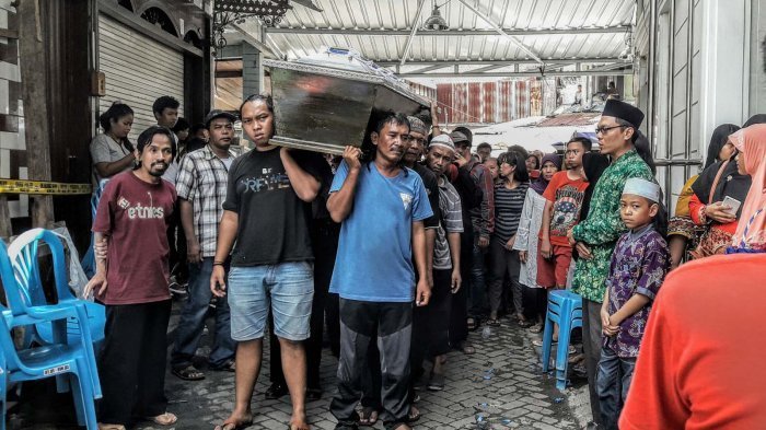 TRAGIS! Enam Bulan Lalu Ayah Bocah Ini Meninggal oleh Kanker, Kini Ibunda Tewas Terbakar Dalam Ruko