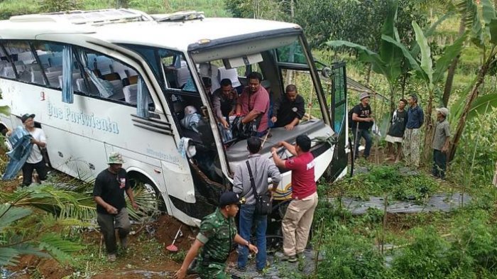 Sopir Pingsan, Bus Nyaris Terjun ke Jurang. Untung Ada Penumpang Ini yang Injak Rem