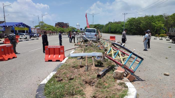 KECELAKAAN DI KARIMUN - Minibus Suzuki APV berwarna silver alami kecelakaan tunggal di Kabupaten Karimun, Provinsi Kepulauan Riau (Kepri) dekat Coastal Area, Selasa (17/3/2026).