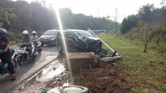 Lagi, Kecelakaan di 'Jalur Maut' Mata Kucing Batam Pagi Tadi, Avanza Bonyok Tabrak Tiang Lampu