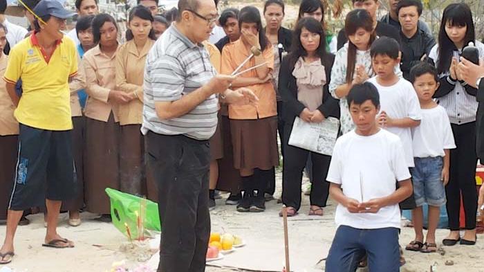 Jasad Dewi Dikebumikan, Gaun Putih Bersayap Jadi Perbincangan Pelayat