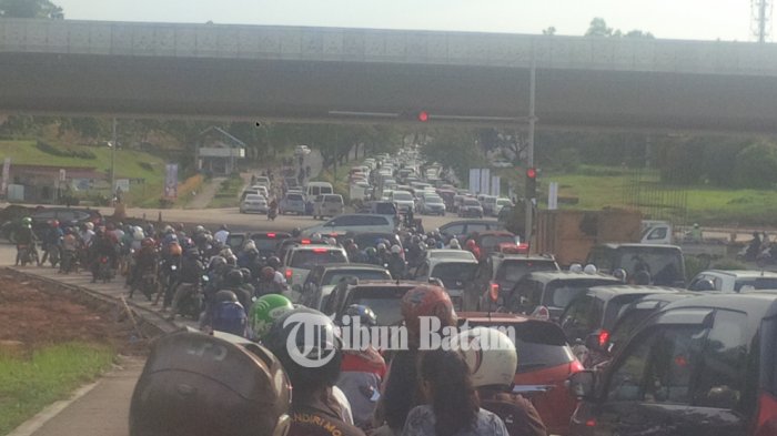 Seperti Ini Kepadatan Arus Lalu Lintas Simpang Jam, Jumat Pagi di Hari Pahlawan 10 November