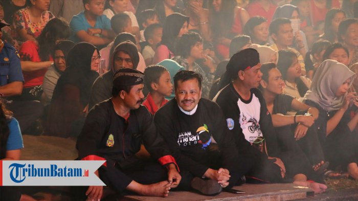 Tak Hadir di Acara Car Free Night Bundaran BP Batam, Sabtu Malam? Inilah Foto-foto Kemeriahannya - kepala-bp-batam-lukita-dinarsyah-tuwo-duduk-lesehan_20180408_102503.jpg