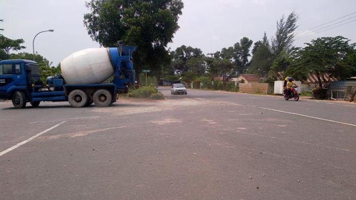 Kerikil dari Truk Molen Berserak di Bundaran Tanjunguncang Bikin Pengendara Terjatuh