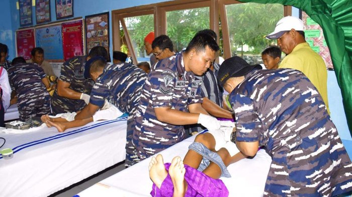 Lantamal IV Gelar Khitanan dan Pemeriksaan Kesehatan Gratis di Desa Pangkil, Bintan