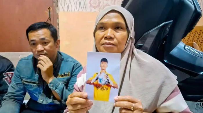 NENEK KORBAN TPPO - Imas Siti Rohanah (52) warga Kelurahan Pesawahan, Kecamatan Dayeuhkolot, Kabupaten Bandung sedang memegang foto cucunya Riski Nur Fadhilah (18).