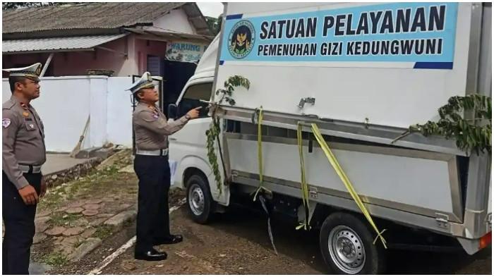 kondisi mobil SPPG yang terbalik di Desa Pakisputih, Kabupaten Pekalongan.