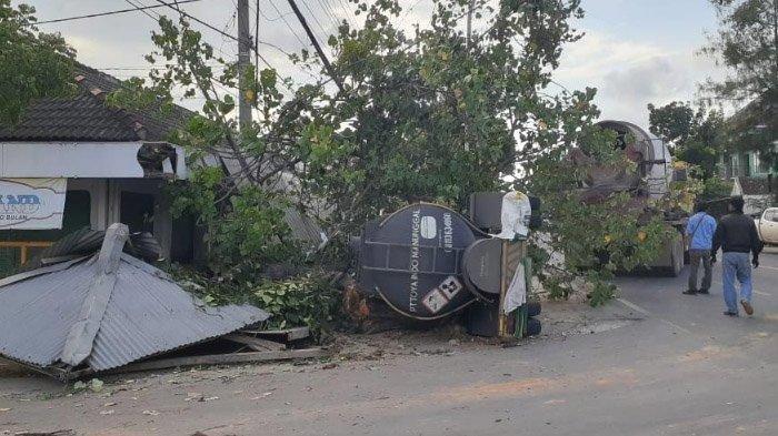 KECELAKAAN TUNGGAL, Truk Tangki Tabrak Pohon Pinggir Jalan dan Terbalik, Satu Orang terluka