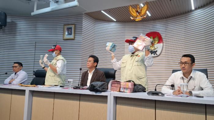 KPK Pamerkan Uang Hasil Pemerasan Gubernur Riau Abdul Wahid, Berasal Dari Banyak Sumber