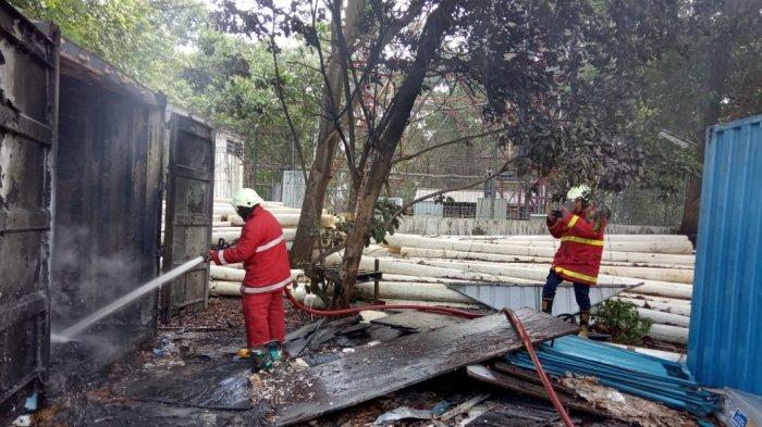 Asap Hitam Mengepul dari Bengkel Ahwat, Isi Kontainer Terbakar dan Jadi Debu