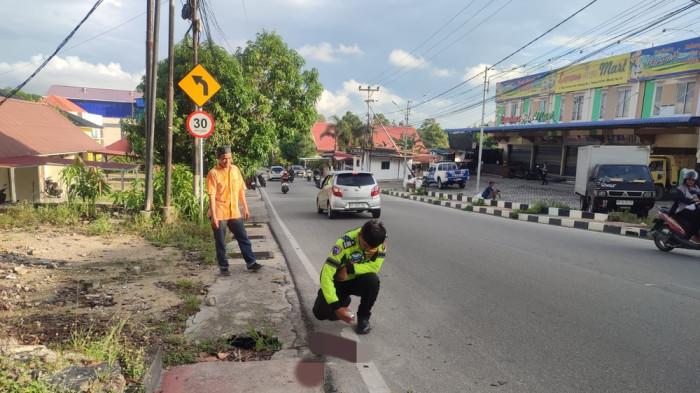 KECELAKAAN DI KARIMUN - Pihak Kepolisian Polres Karimun saat tiba di lokasi kejadian perkara kecelakaan maut di Karimun pada Jumat (8/5/2026)