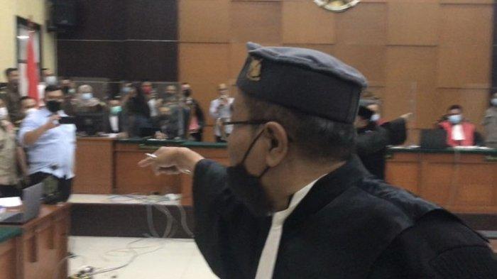 Rizieq Naik Pitam Dipaksa Sidang: Didorong, Saya Dihinakan, Hakim: Gunakan Cara Apa Pun agar Hadir!