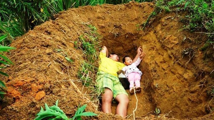 Menyayat Hati! Sakit Anak Tak Sembuh-sembuh, Ayah Ini Ajak Anaknya Tidur di Liang Kuburan!