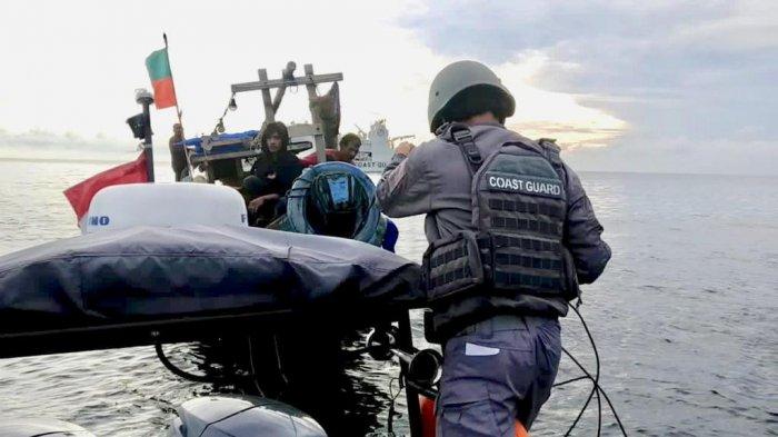 2 Hari Hanyut Hingga Perbatasan Malaysia, 5 Nelayan Kuala Tanjung Diselamatkan Kapal Bakamla RI