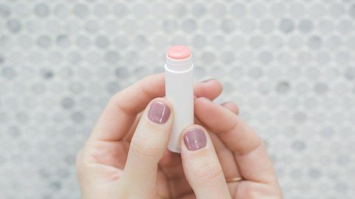 Bukan Buat Melembabkan Bibir, Ini 5 Fakta Lip Balm Yang Tidak Diketahui Orang Banyak, Apa Saja?