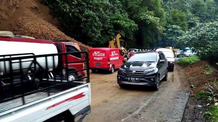 Jalur Padang-Solok, Sumbar Dilanda Longsor. Terjadi Kemacetan Panjang Hingga Senin Siang