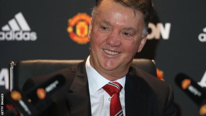 Van Gaal Maklumi Teriakan Fans MU Saat Ganti Martial