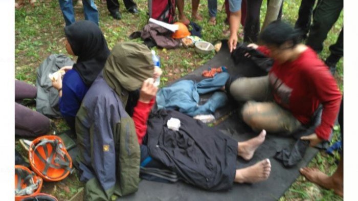 Hilang Dalam Gua, Mahasiswa Ini Ditemukan Setelah Pencari Kumandangkan Azan. Begini Kisahnya!