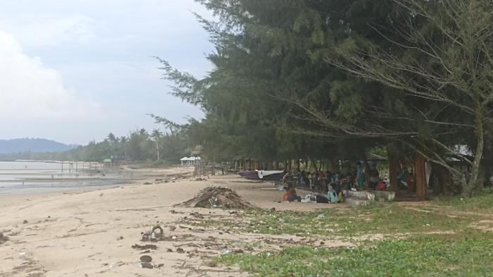 PANTAI DI KARIMUN - Tampak beberapa masyarakat menikmati suasana indah Pantai Timun, Kabupaten Karimun, Provinsi Kepulauan Riau (Kepri) dengan menyantap makanan di bibir pantai, Minggu (30/11/2025).