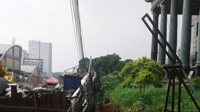 VIRAL! Tanah Depan Menara Saidah Amblas, Warganet Takut Menara Ikut Roboh