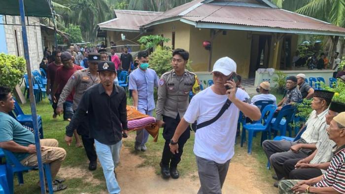 WANITA DI KARIMUN TEWAS - Anggota Polsek Kundur saat olah TKP di Desa Sei Ungar, Kecamatan Kundur, Kabupaten Karimun, Provinsi Kepri, Minggu (3/5/2026). Seorang wanita ditemukan tewas tak wajar di dapur rumahnya.