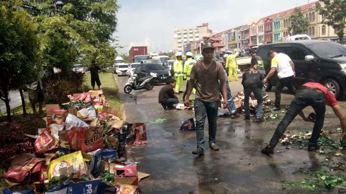 BREAKINGNEWS - Pintu Mobil Box Mendadak Terbuka, Minuman Beralkohol Berserakan di Jalan Sei Panas