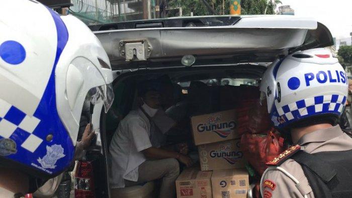Kelabui Petugas, Massa 1812 Gunakan Mobil Ambulance dan Mobil Jenazah Angkut Logistik