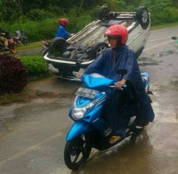 Lakalantas di Simpang Polantas Gesek, Mobil Terbanting Pengemudi Terluka. Ini Penampakannya