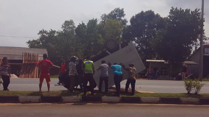 Sebelum Terbalik, Warga Sebut Mobil Ngebut. Mobil Rusak Berat, Ini Kondisi Penumpangnya!