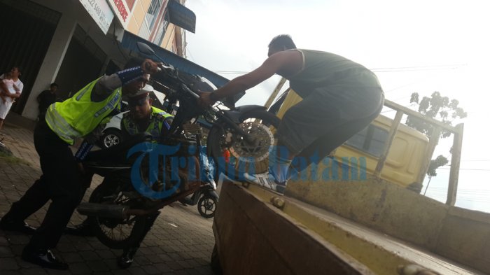 Takut Terjaring Operasi Zebra Seligi 2016. Pengendara Motor Ini Menunggu di Kedai Kopi