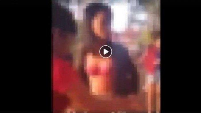 Nasib Nahas Pelakor, Begitu Jumpa Istri Sah Langsung Ditelanjangi di Toilet Kuburan