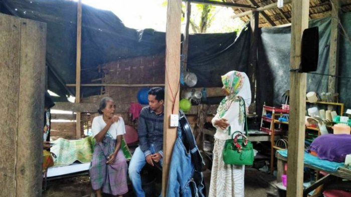 Tinggal di Gubuk Berdinding Karung Goni, Nenek Ini Bertahan Hidup dengan Anaknya yang Buta