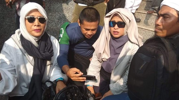 Neno Warisman Datang Disambut Takbir di Pelataran Masjid Raya Batam