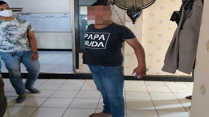 Pria Mengamuk di Kantor Polisi Sambil Pegang Miras, Nyaris Baku Hantam Dengan Petugas Jaga