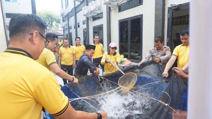 POLRES KARIMUN - Panen rutin ikan lele, ikan nila oleh Kapolres Karimun, Wakapolres Karimun Kepala Dinas Perikanan Kabupaten Karimun di Gedung Satya Haprabu, Jumat (30/1/2026).